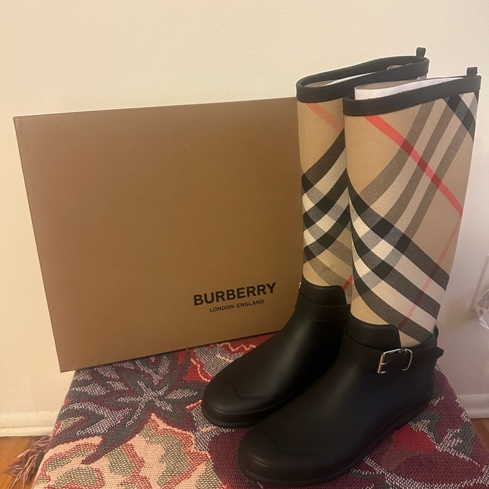 Burberry Black and Beige Checkered Boots Size 40